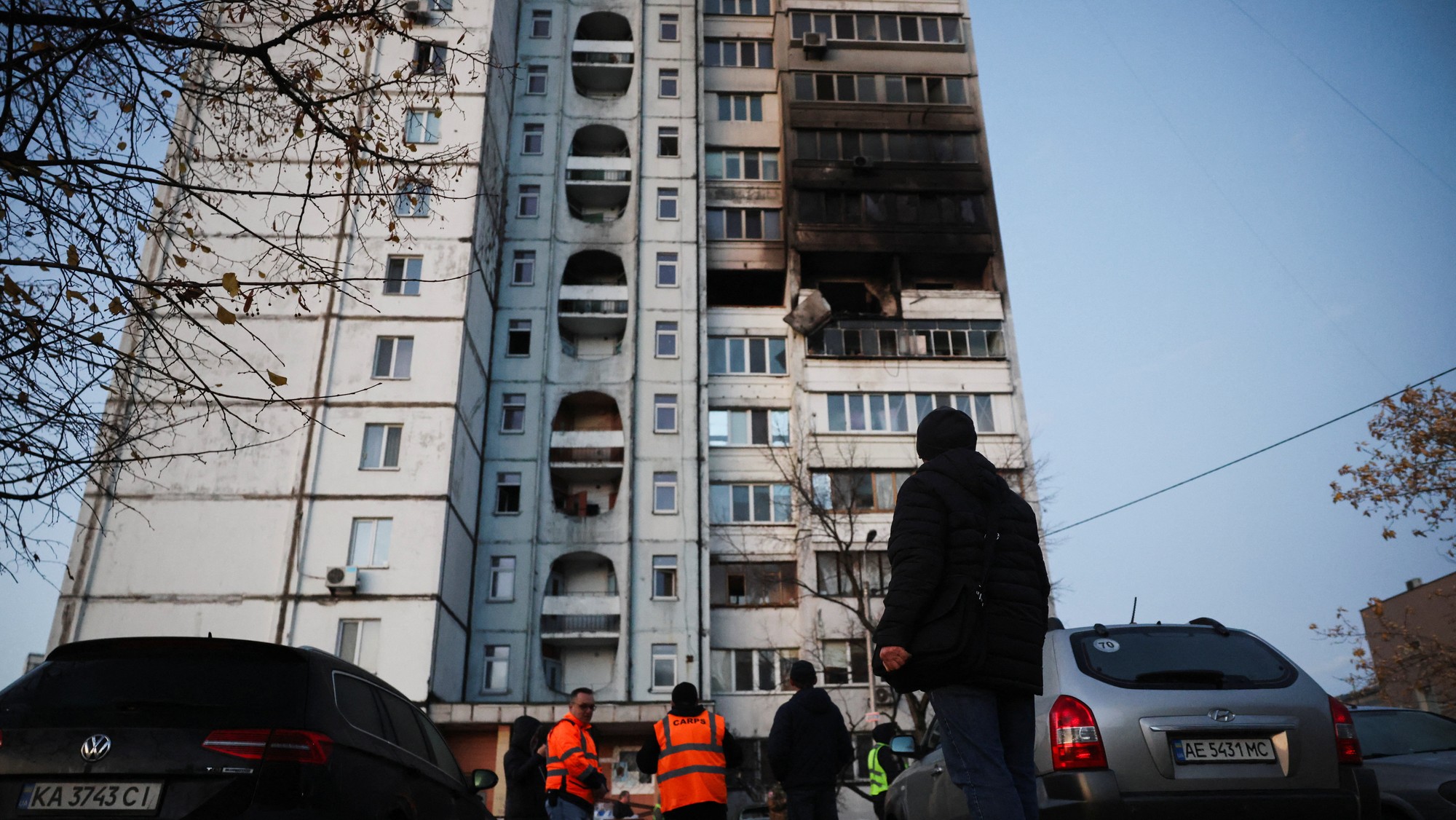 Poškodená budova po ruskom nočnom útoku na Kyjev