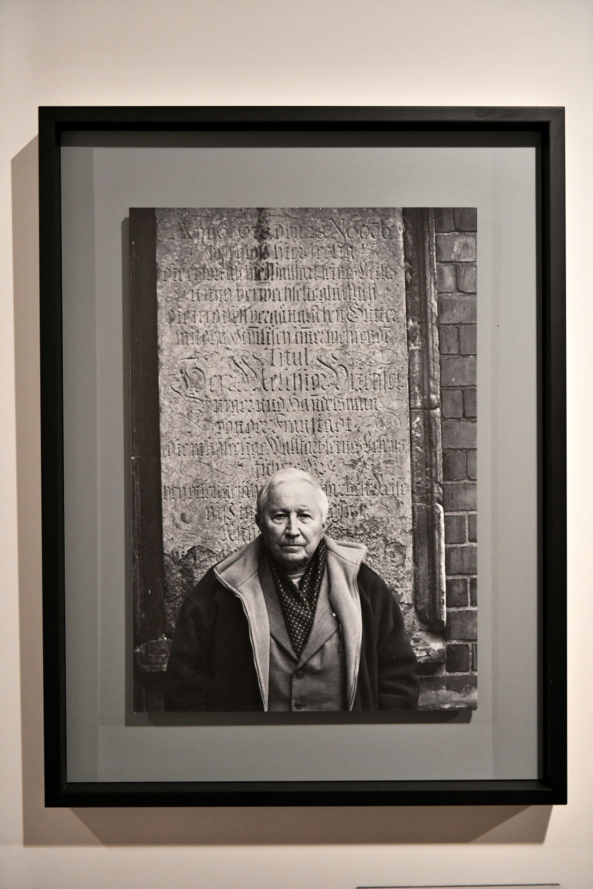Wrocław, 09.10.2021. Wernisaż wystawy stałej „Pan Tadeusz Różewicz”, 9 bm. w Muzeum Pana Tadeusza we Wrocławiu. Rękopisy, dokumenty i przedmioty codziennego użytku oraz obszerny księgozbiór to niektóre z eksponatów tworzących stałą wystawę poświęconą Tadeuszowi Różewiczowi. Materiały, które są prezentowane na wystawie pochodzą z archiwum przekazanego Zakładowi Narodowemu im. Ossolińskich (Muzeum Pana Tadeusza jest częścią Ossolineum). (jm) PAP/Maciej Kulczyński