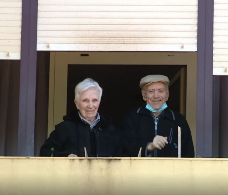 Ivica i Smilja na prozoru svoje sobe u domu