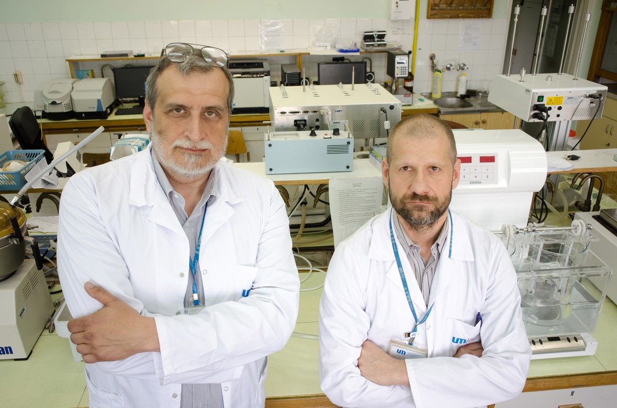 dr n. farm. Michał Kołodziejczyk (L) i dr n. farm. Michał Nachajski (P) z Zakładu Technologii Postaci Leku Uniwersytetu Medycznego w Łodzi