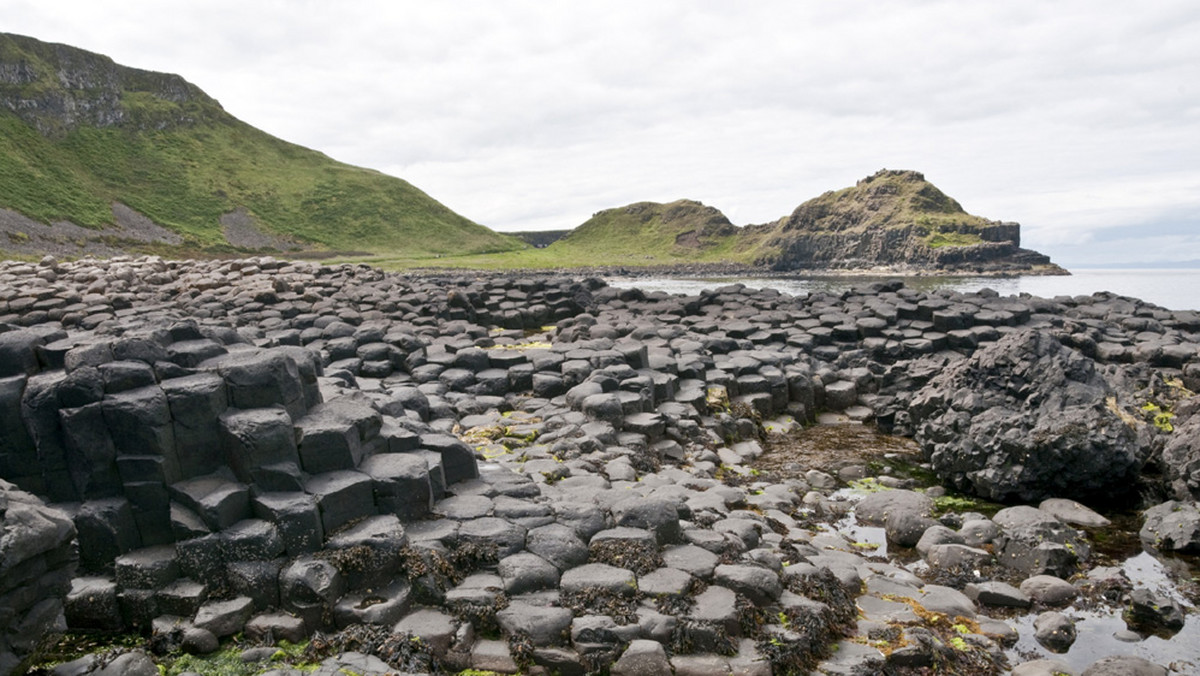 W hrabstwie Antrim w Irlandii Północnej oddano do użytku wybudowany nakładem 18,5 mln funtów ośrodek dla turystów w pobliżu malowniczej "Grobli Olbrzyma" (Giant Causeway) - nadmorskiej formacji skalnej wpisanej na listę Unesco w 1986 r.