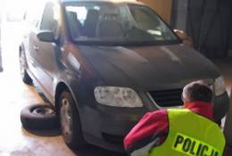 Policja: ukradzionym samochodem usiłowali staranować policjanta