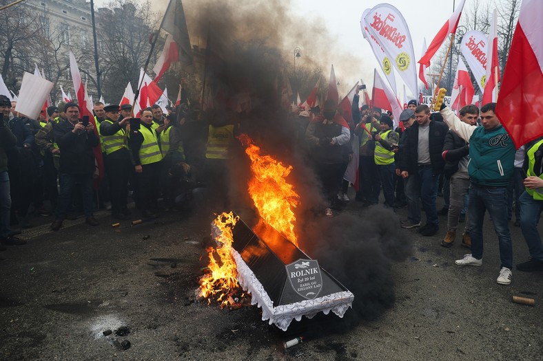 Warszawa, 06.03.2024. Demonstracja rolników w Warszawie, 6 bm. Rolnicy z całej Polski kontynuują protesty. Ich powodem jest m.in. niedawna decyzja Komisji Europejskiej o przedłużeniu bezcłowego handlu z Ukrainą do 2025 roku, a także sprzeciw wobec prowadzonej przez Unię Europejską polityce Zielonego Ładu. (ad) PAP/Paweł Supernak