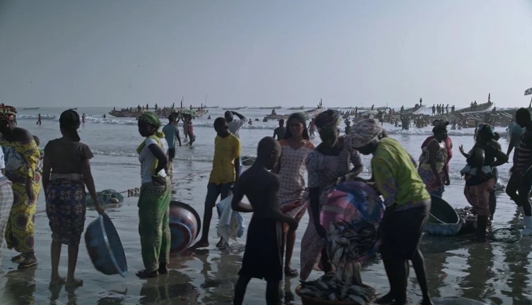 Rybacy na plaży w Gambii