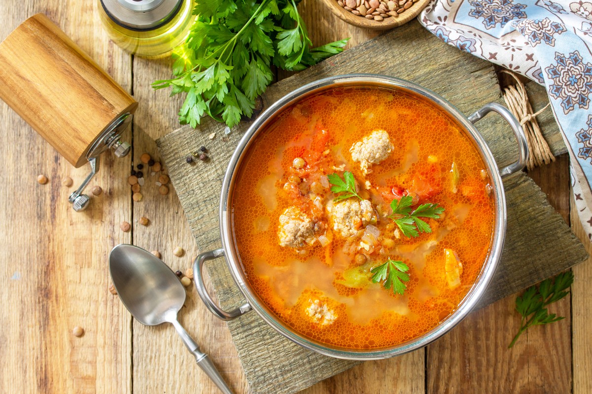 Zupa gyros jest pełna greckiego słońca