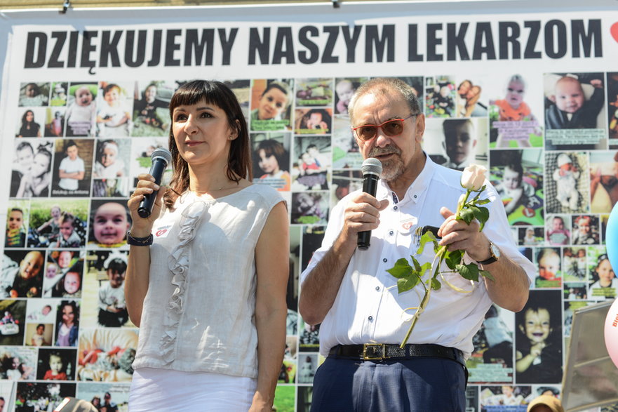 Prof. Romuald Dębski i dr Marzena Dębska podczas pikiety matek dzieci urodzonych na Oddziale Ginekologiczno-Położniczym Szpitala Bielańskiego , sprzeciwiających się szkalowaniu dobrego imienia Zespołu Lekarzy i Profesora Dębskiego. 1.06.2018 r.