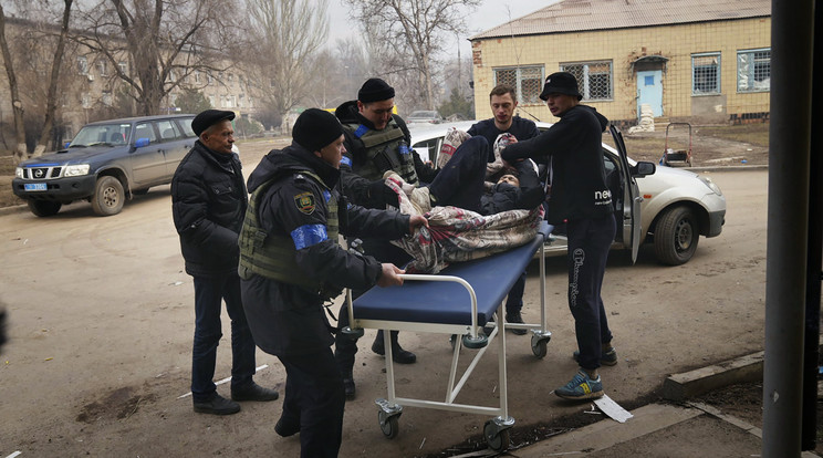 Tüzérségi támadásban megsérült férfit visznek a mariupoli 3. számú kórházba 2022. március 15-én. Vlagyimir Putyin orosz elnök február 24-én rendelte el katonai művelet végrehajtását Ukrajnában / Fotó: MTI/AP/Jevhen Maloletka