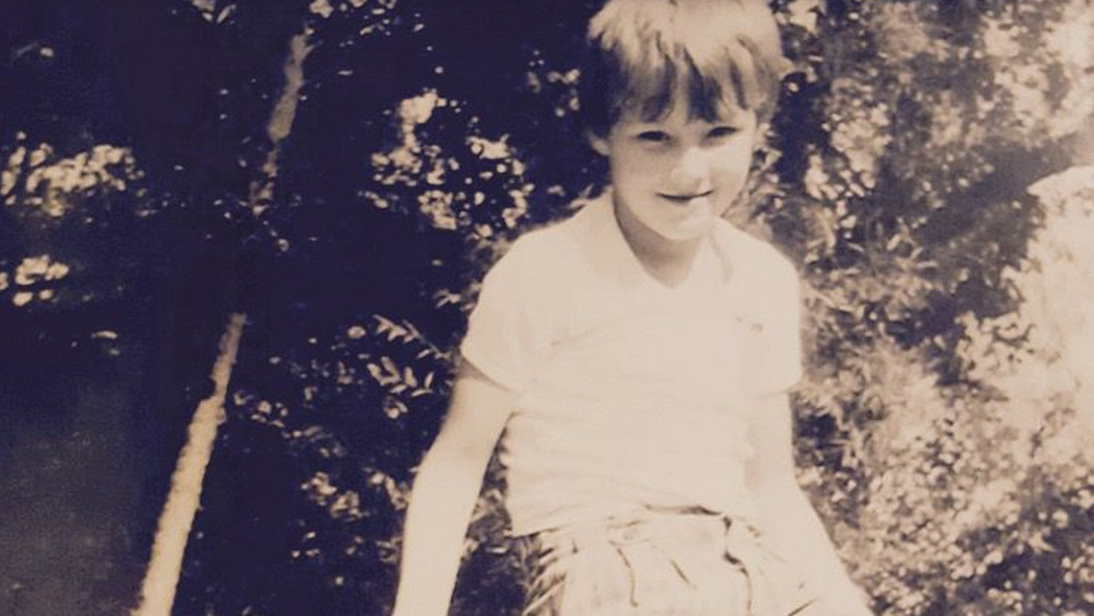 Mikołaj Roznerski pochwalił się zdjęciem z dzieciństwa. Aktor, znany m.in. z serialu "M jak miłość", pokazał archiwalną fotografię na Facebooku. Jak wyglądał w dzieciństwie?