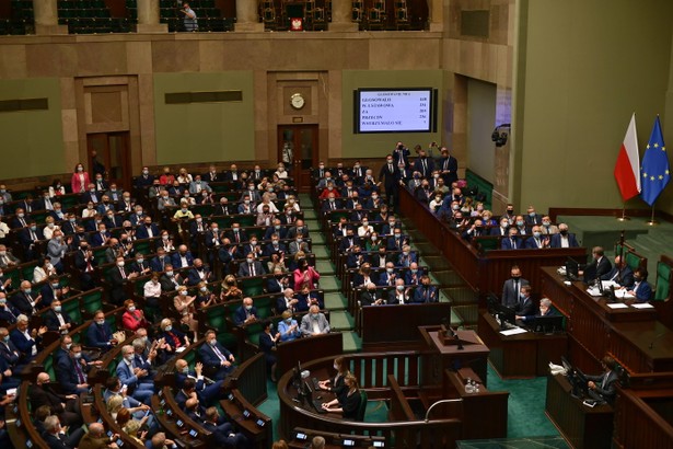 Posłowie na sali obrad Sejmu w Warszawie