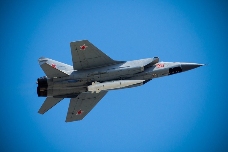 Jedynym nosicielem pocisków Ch-47M2 Kindżał jest specjalnie dostosowany do tego celu MiG-31K.
