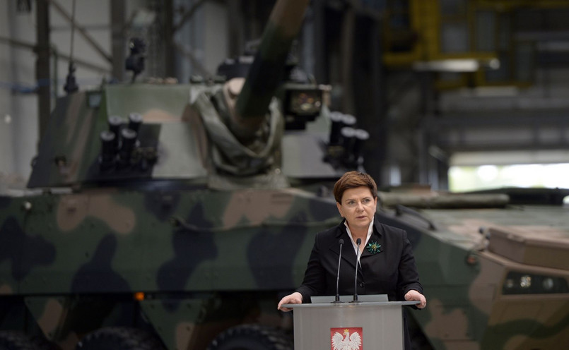 Premier Beata Szydło podczas uroczystości podpisania umowy między Ministerstwem Obrony Narodowej i Hutą Stalowa Wola S.A.