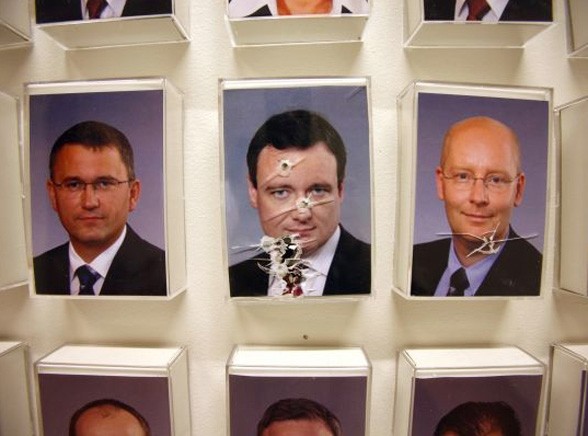 Czesi strzelają do swoich posłów