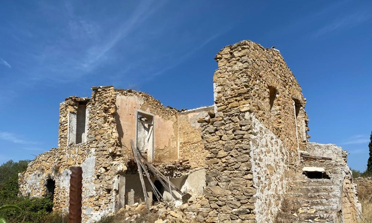 Piotr kupił stary dom we Włoszech. "Możesz choćby zostać pozwany"