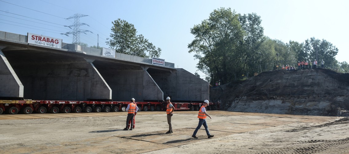 Budowlańcy mają do pokonania trzy linie kolejowe i pięć torów. Żeby przeprowadzić tak trudną operację trzeba zdemontować całą infrastrukturę kolejową, rozebrać nasyp, wybudować drogę dojazdową. <br><br> fot. (zuz) PAP/Jakub Kamiński