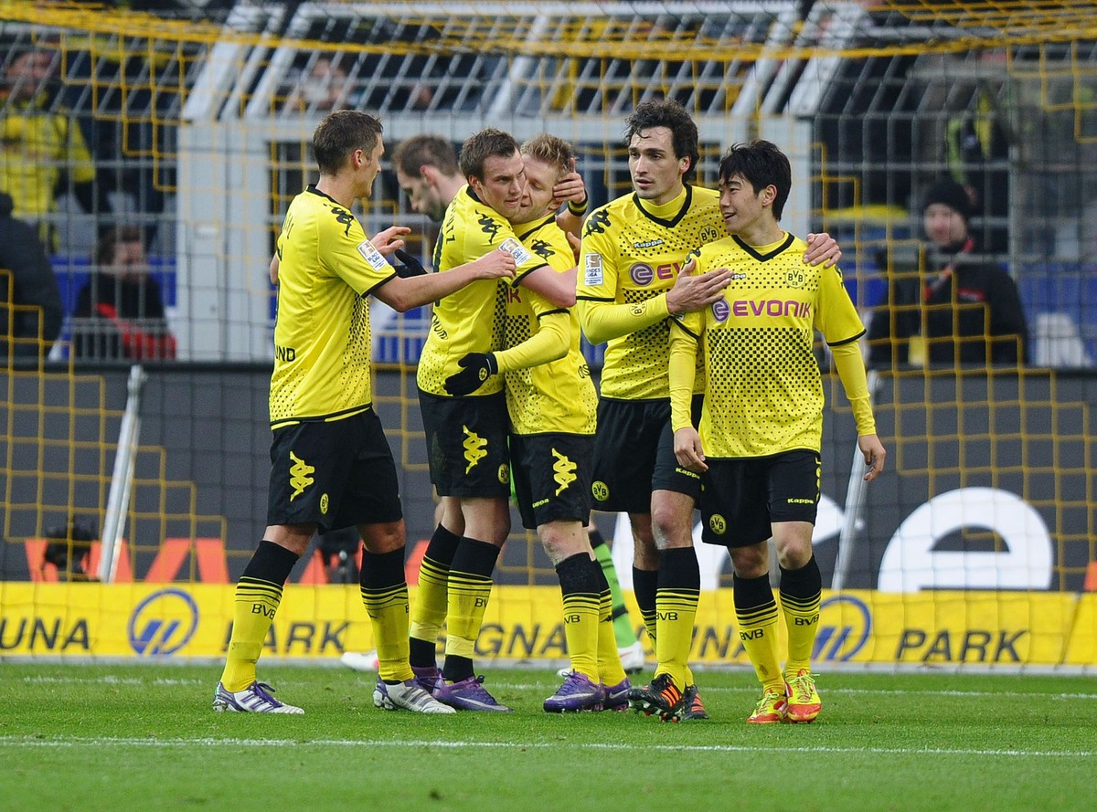 Remisy Bayernu i Schalke. Borussia Dortmund liderem