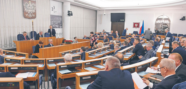 Senatorowie opozycji będą mogli „podkręcać” rządowe pomysły. Sejm będzie chciał uchwalić 13. emeryturę? Senat doda 14. i 15.