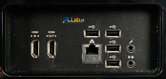 Tył: wejście oraz wyjście HDMI, cztery porty USB 2.0, złącze karty sieciowej, gniazdo mikrofonowe oraz słuchawkowe