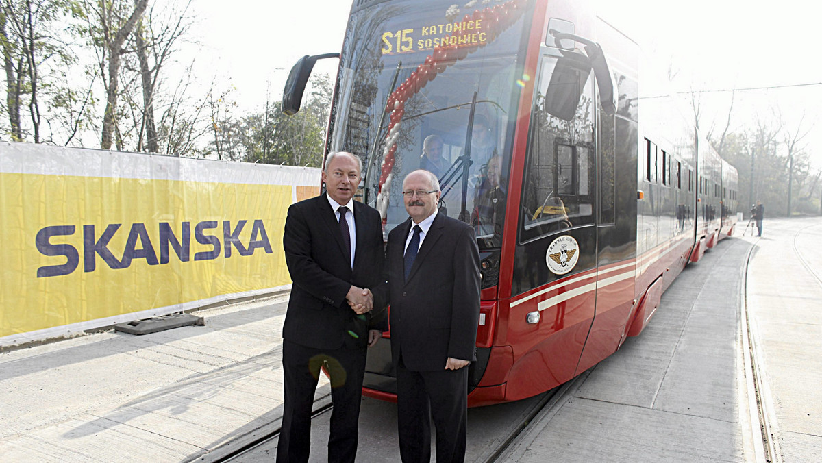 Częściowo zmodernizowaną linię tramwajową nr 15 z Katowic do Sosnowca otwarto w piątek. W ramach prac m.in.. rozbudowano do dwóch torów jednotorowy odcinek połączenia. To element wartego ponad 850 mln zł unijnego projektu modernizacji infrastruktury tramwajowej w kilku miastach regionu.