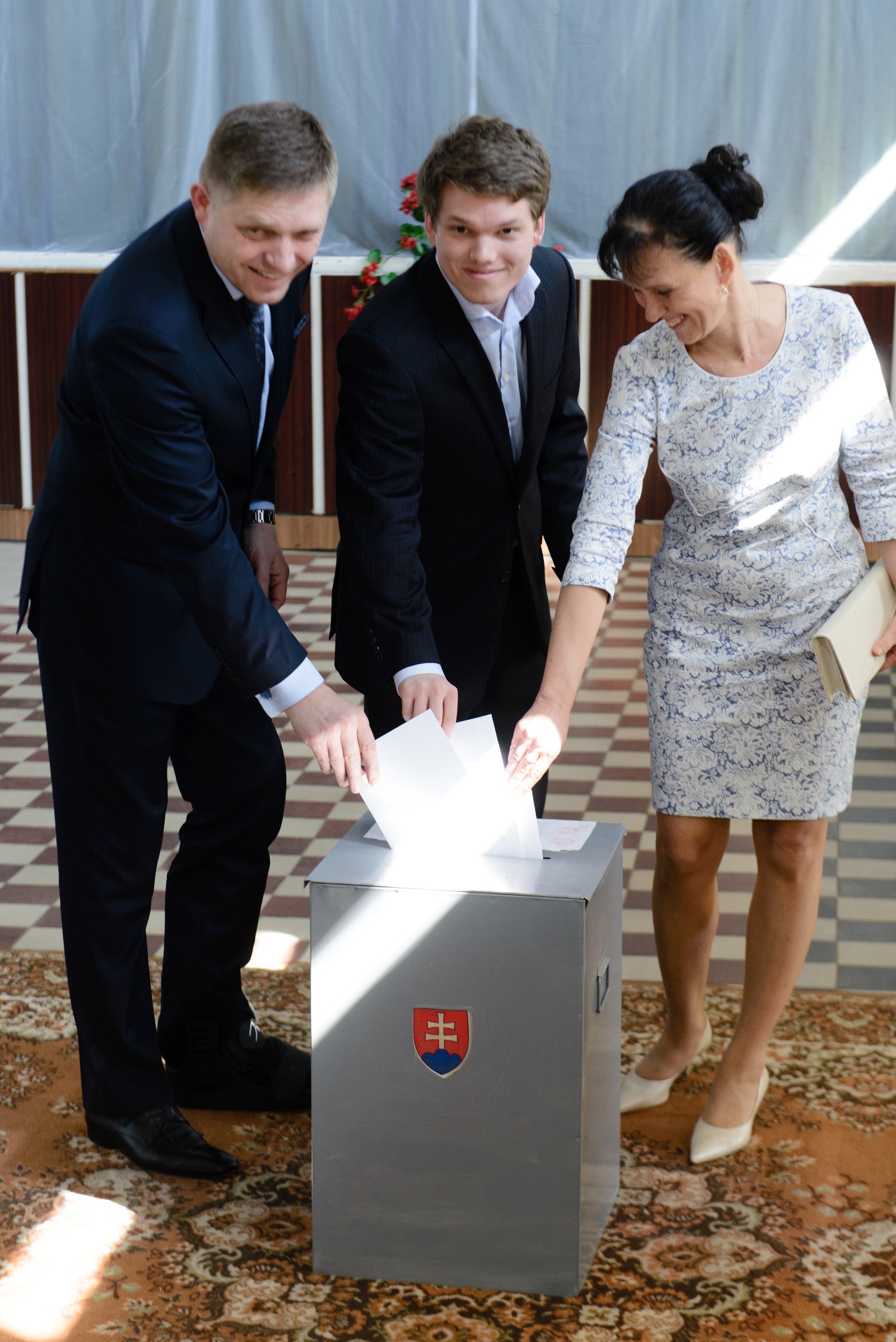 Robert Fico, jeho syn Michal a manželka Svetlana vhadzujú volebné lístky do urny v 2. kole prezidentských volieb v roku 2014. 
