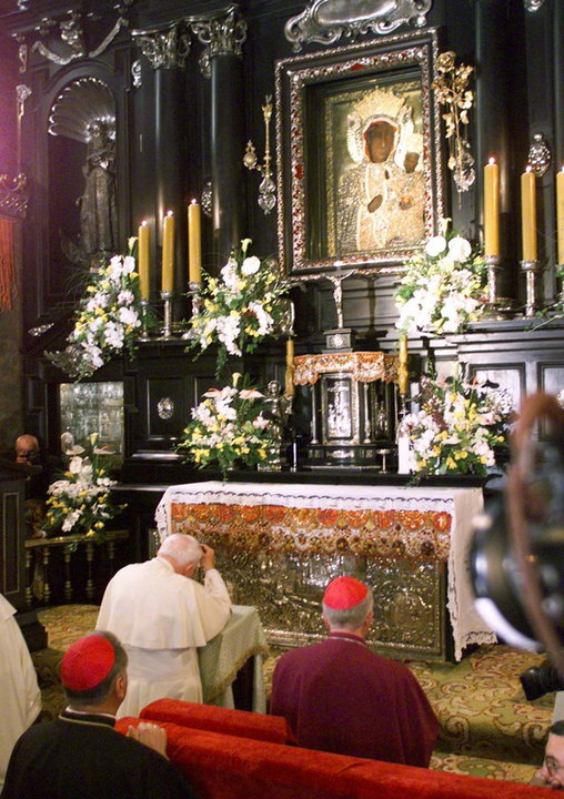 Papież Jan Paweł II modli się przed cudownym obrazem Matki Boskiej Częstochowskiej w sanktuarium na Jasnej Górze (1999 r.)