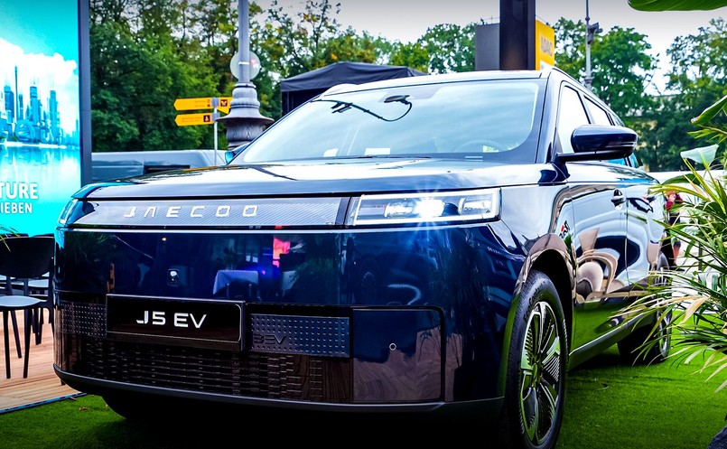 Elektryczny JAECOO E5 oferuje 35-litrowy frunk, czyli duży schowek z przodu pod maską