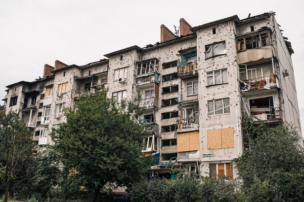 Na zdjęciu z 02.08.2022 zniszczenia po rosyjskim ataku w mieście Słowiańsk