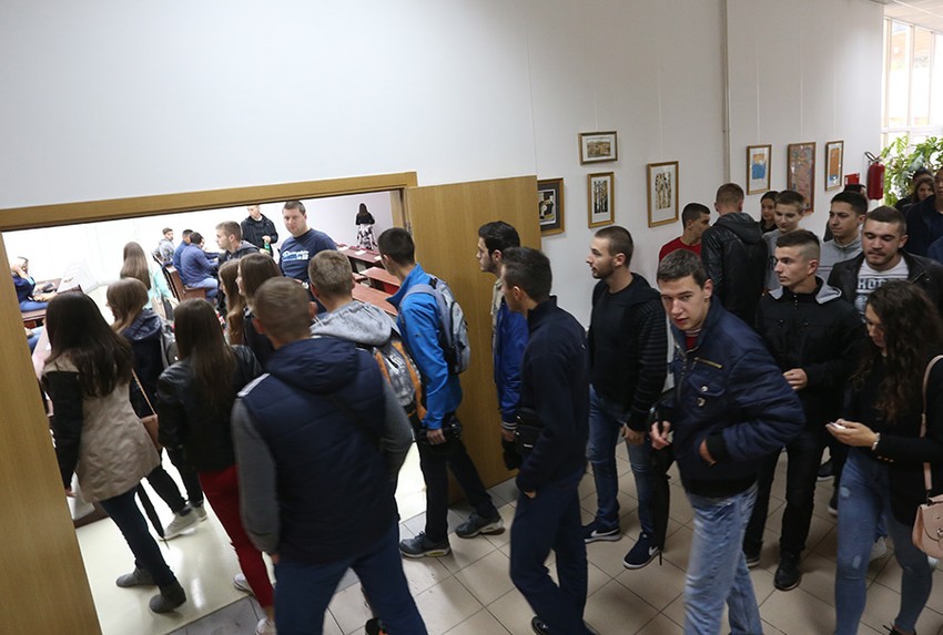 Više od hiljadu brucoša koji su konkurisali čeka da im se oslobodi neko mesto za smeštaj u studentskim domovima