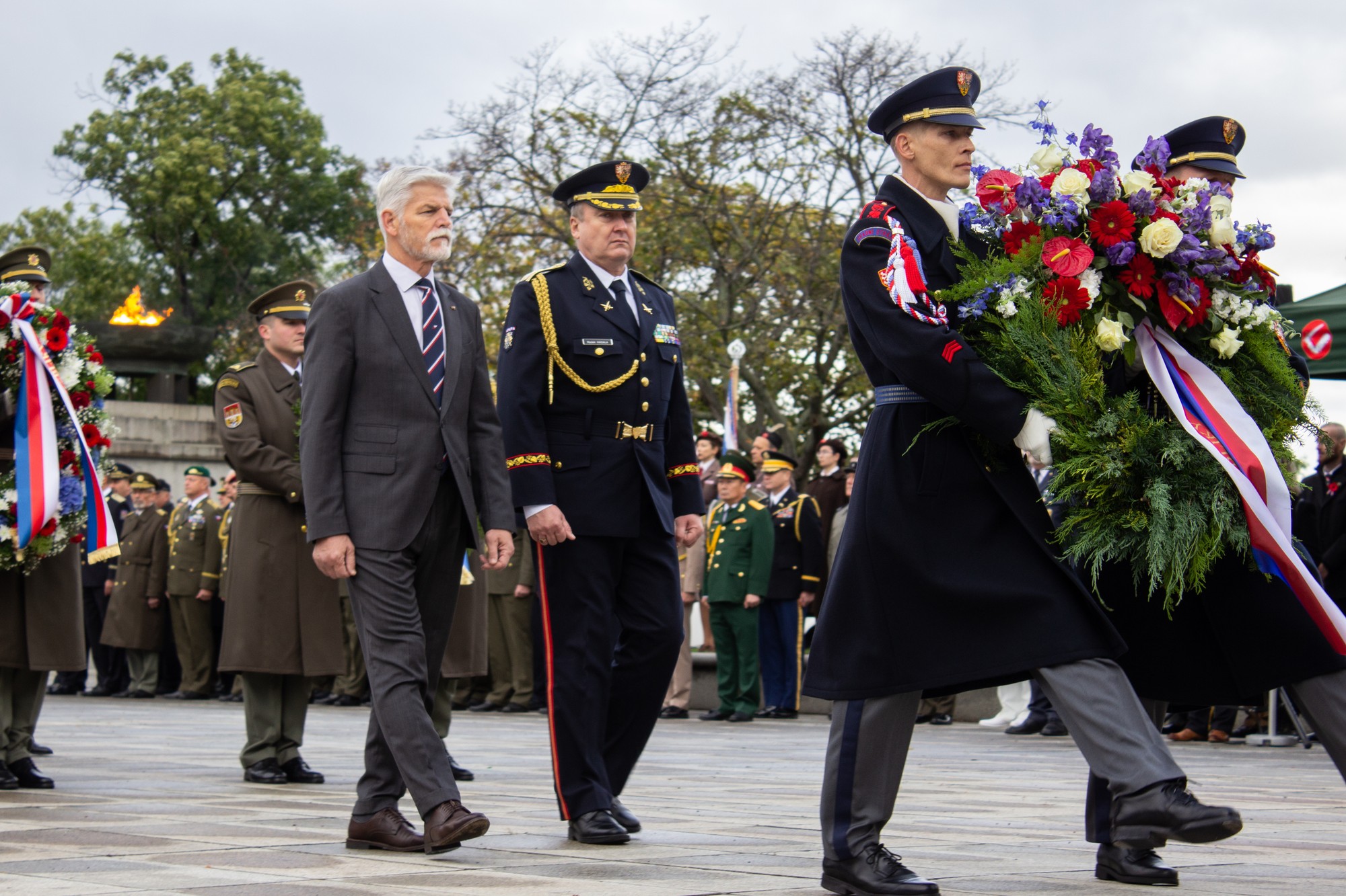 Český prezident Petr Pavel s vojakmi čestnej stráže a ďalšími ústavnými činiteľmi a politikmi počas kladenia vencov na Národnom pamätníku na Vítkove, kde sa uskutočnil pietny akt pri príležitosti sviatku Dňa vzniku samostatného československého štátu.