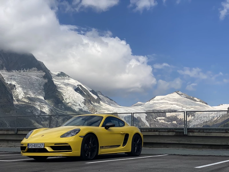 Porsche 718 Cayman T (982c, 2022 r.) – podróż w Alpy