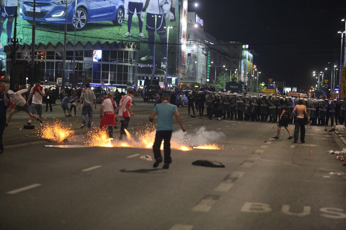 Starcia pseudokibiców przed Strefą Kibica w Warszawie