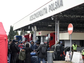 Polsko-ukraińskie przejście graniczne. Do Polski może przybyć od miliona do czterech milionów uchodźców z Ukrainy. Tymczasem część Ukraińców rzuciła pracę w Polsce i wraca do swojego kraju, by walczyć z Rosją 