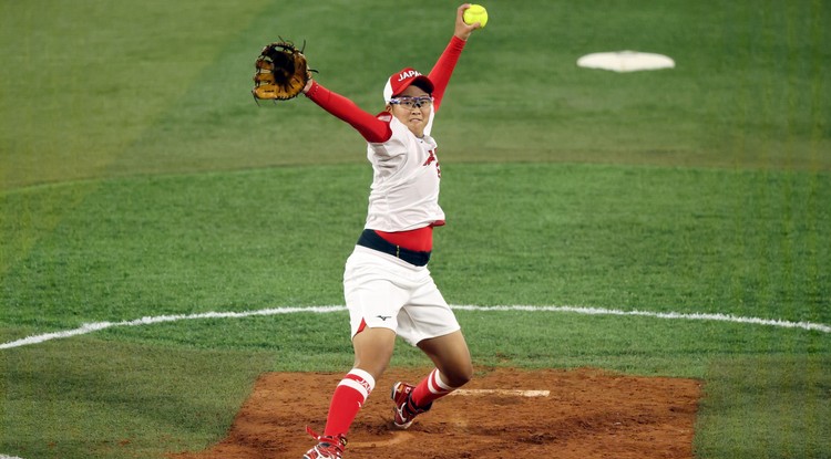 Miu Goto, a japán női softball csapat játékosa az olimpiai játékokon Tokióban