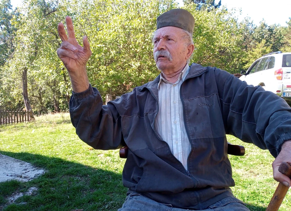 Pre tri godine mu isekli struju, nikad nije imao kupatilo