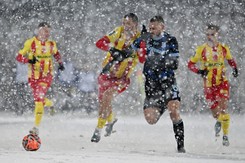 Łatwiej było ulepić bałwana niż strzelić gola, ale Lechowi się udało [WIDEO]