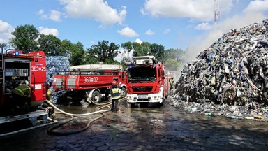 Płonie składowisko odpadów pod Płockiem. Strażacy apelują: zostańcie w domach