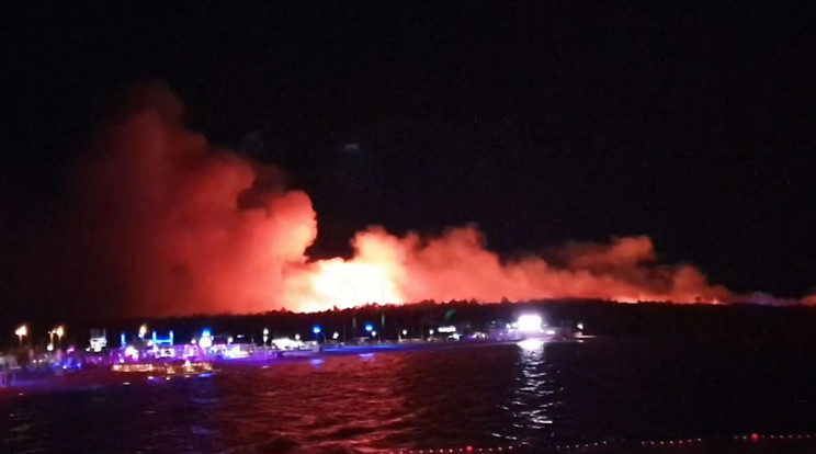 Pusztító tűz ütött ki Zrce beach-en, Horvátországban! / Fotó: Youtube