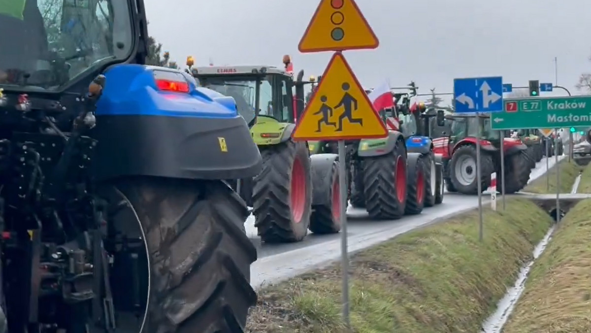Protest rolników. Kolumny traktorów w Krakowie 