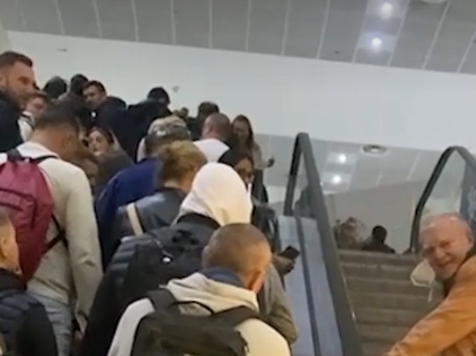Čovek na aerodromu pokušao da zaobiđe gužvu i popne se pokretnim stepenicama koje se spuštaju