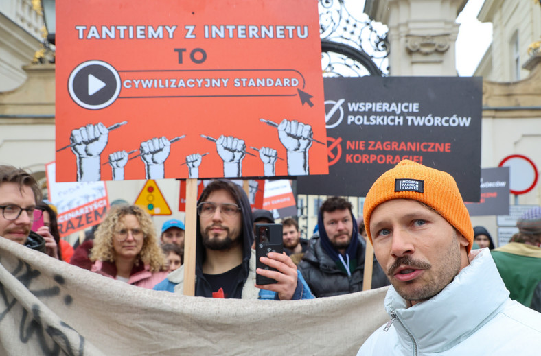 Mateusz Banasiuk podczas protestu pod Ministerstwem Kultury 21 lutego