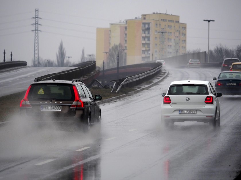 Wypadek w Łodzi. Mustang spadł z wiaduktu. W środku ojciec z dzieckiem