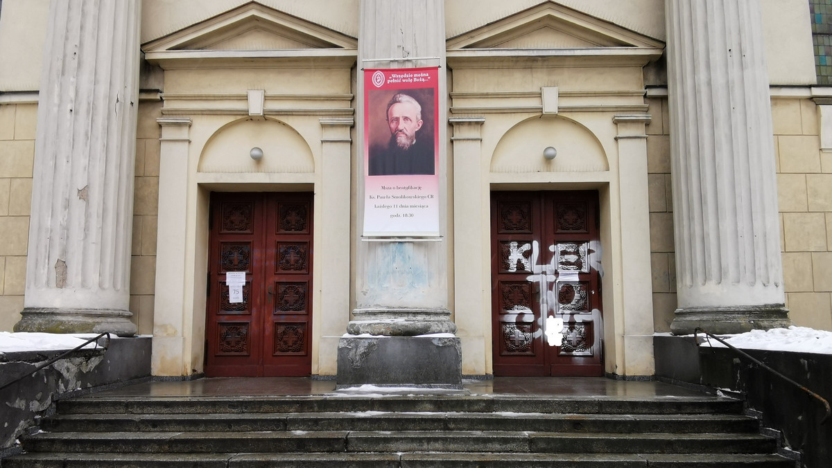 Poznań: wulgarny napis na drzwiach kościoła 