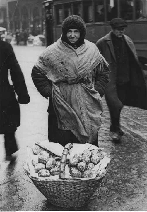 Sprzedawczyni pączków. Zdjęcie wykonano w 1934 r. (fot. Ilustrowany Kurier Codzienny, domena publiczna).