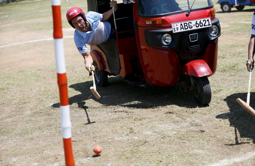 Najdziwniejsza dyscyplina świata – polo na trójkołowcach. Zobacz zdjęcia Lakderana-tuk-tuk-polo