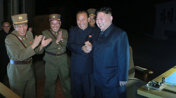 Kim Dzsongun széles
mosollyal nyugtázta, hogy a ballisztikus 
rakéta jól teljesített 
a teszten /Fotó: Afp