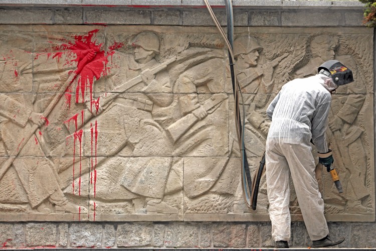 Wandale oblali czerwoną farbą pomniki na cmentarzu żołnierzy Armii Czerwonej