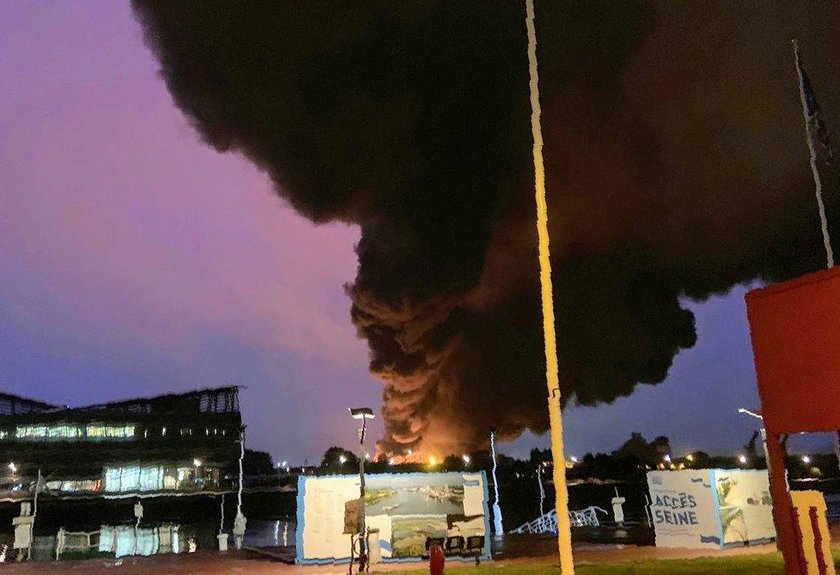 Pożar w fabryce chemikaliów. Groźny dym nad miastem