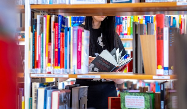 Žena u biblioteci, ilustracija