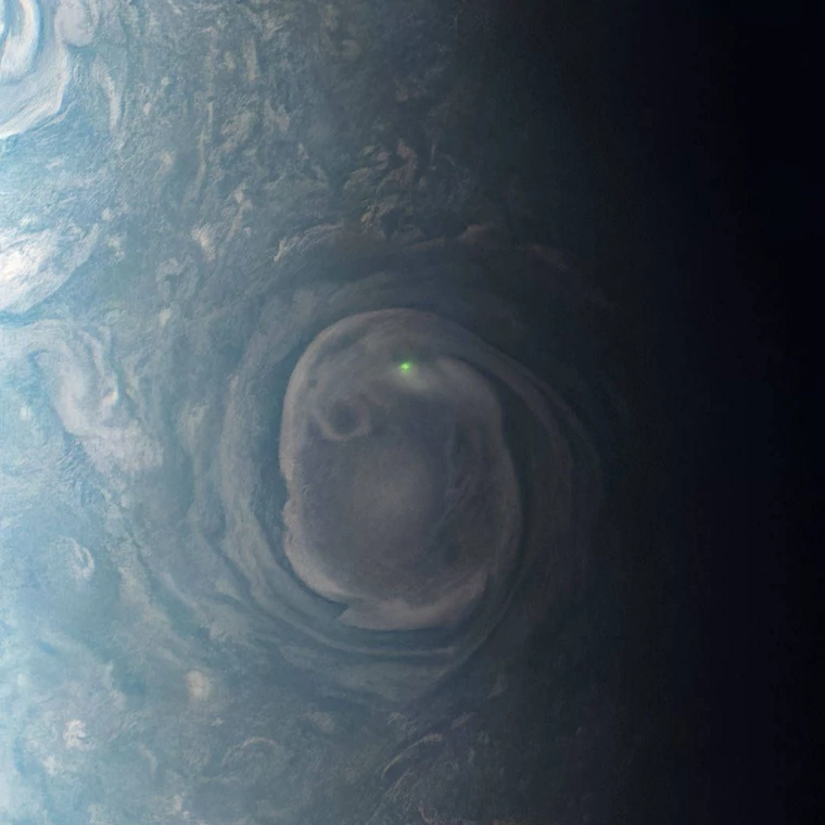 Sonda Juno wykonała piękne zdjęcie błyskawicy na Jowiszu