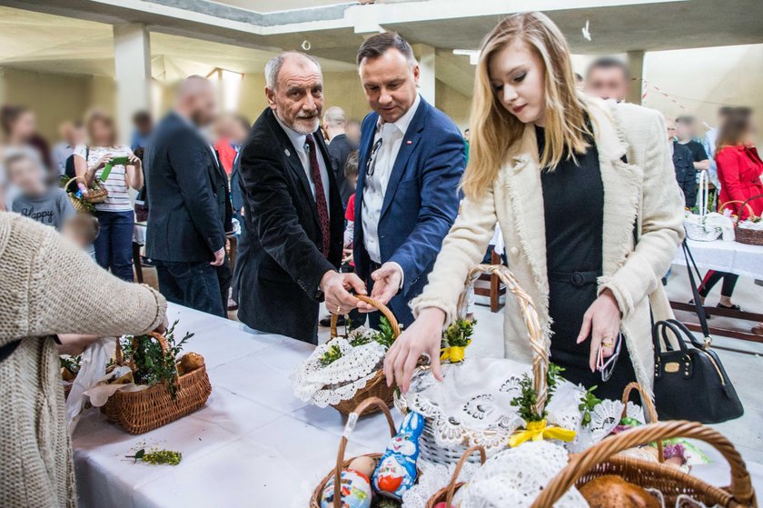 Andrzej Duda z córką w kościele. Ale Kinga wygląda!