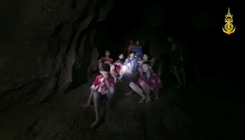 Dzieci utknęły w jaskini